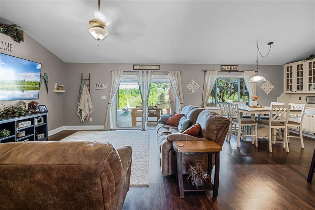 Recently Sold: $425,000 (3 beds, 2 baths, 1600 Square Feet)