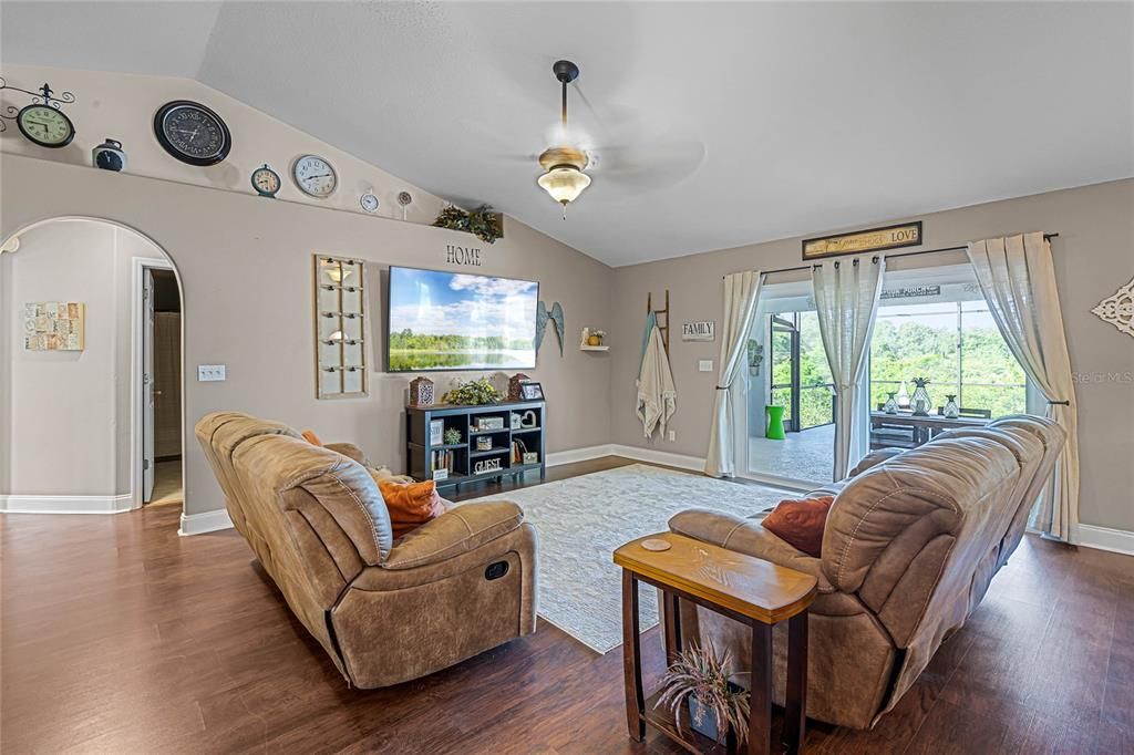 Recently Sold: $425,000 (3 beds, 2 baths, 1600 Square Feet)