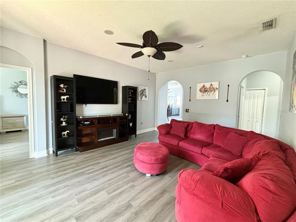 For Sale: $385,000 (4 beds, 2 baths, 1872 Square Feet)