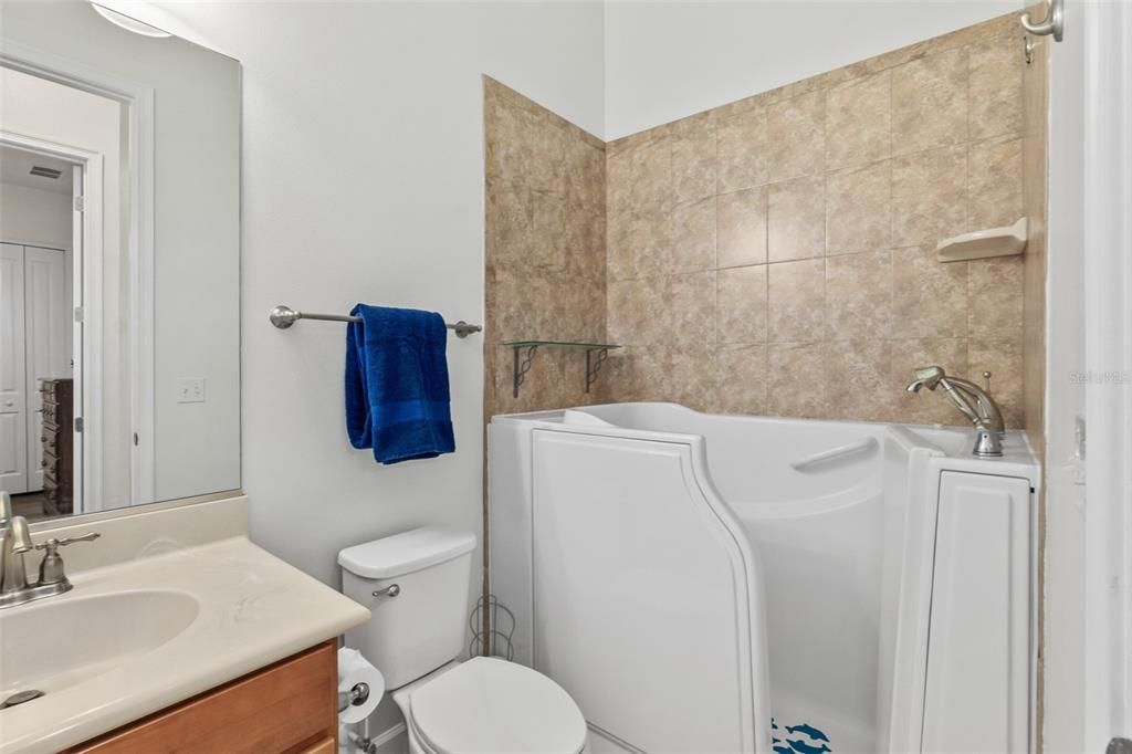 2nd Full Bathroom w/Handicap Shower/Bath