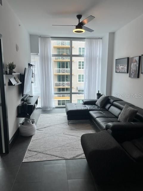 For Sale: $405,000 (1 beds, 1 baths, 840 Square Feet)