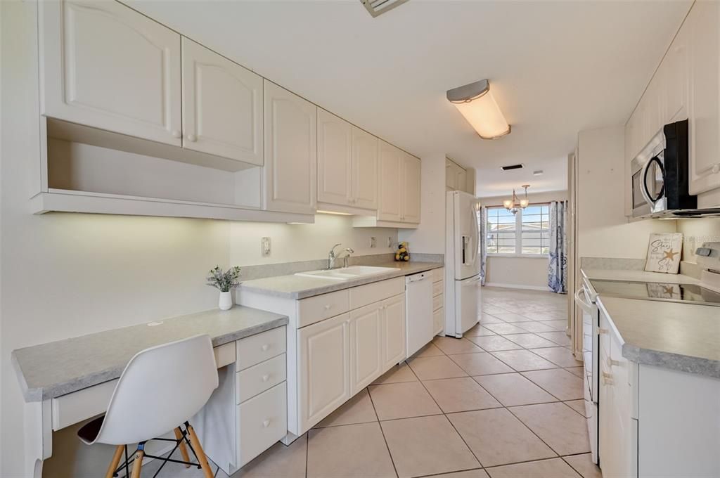 For Sale: $350,000 (2 beds, 2 baths, 1914 Square Feet)