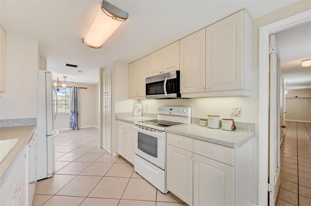Active With Contract: $350,000 (2 beds, 2 baths, 1914 Square Feet)
