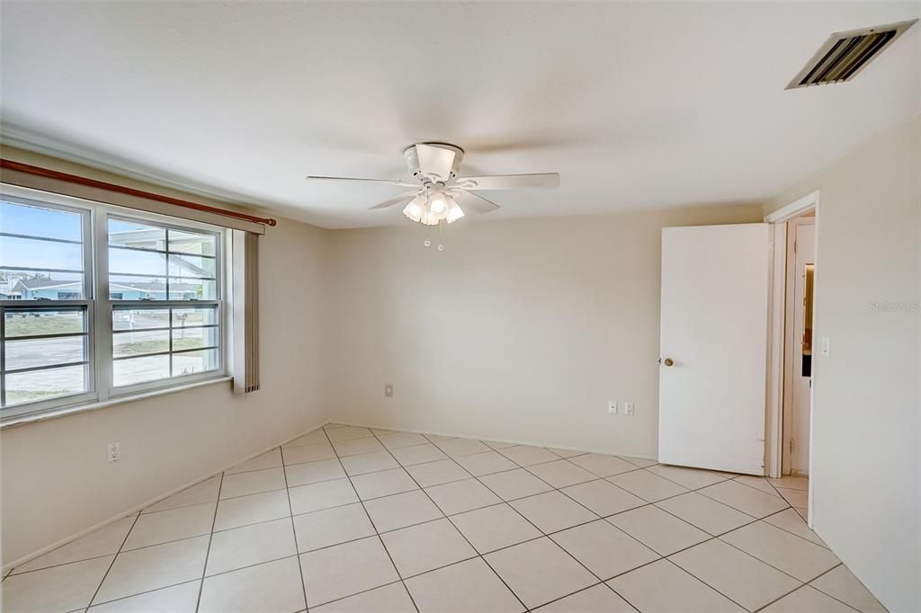 Active With Contract: $350,000 (2 beds, 2 baths, 1914 Square Feet)