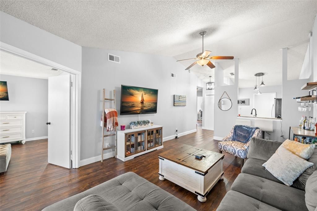 For Sale: $299,900 (3 beds, 2 baths, 950 Square Feet)