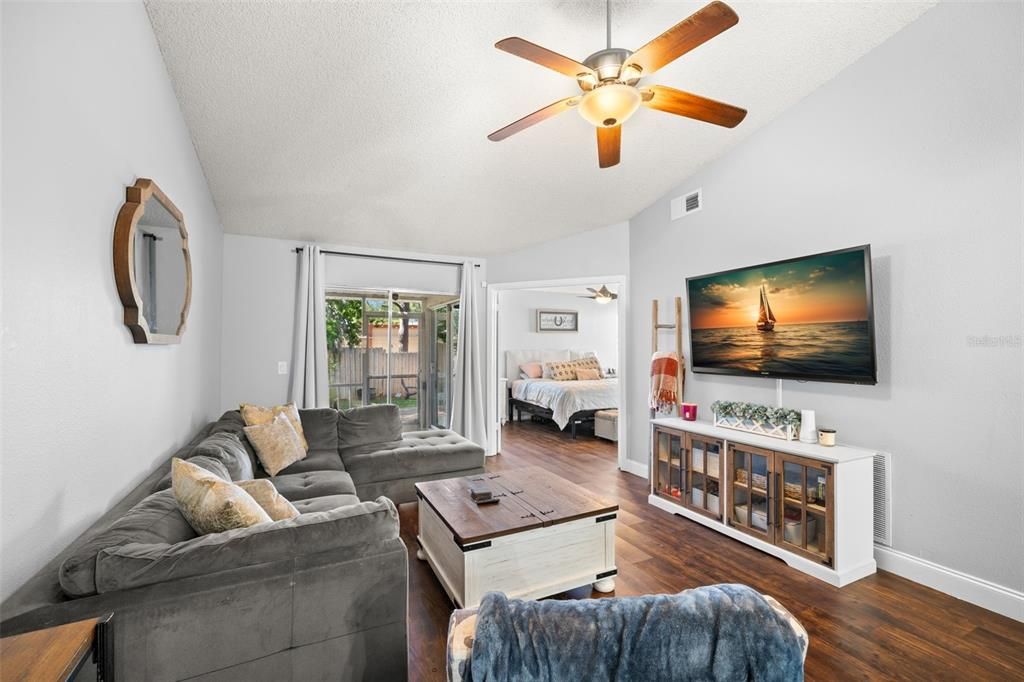 Active With Contract: $299,900 (3 beds, 2 baths, 950 Square Feet)
