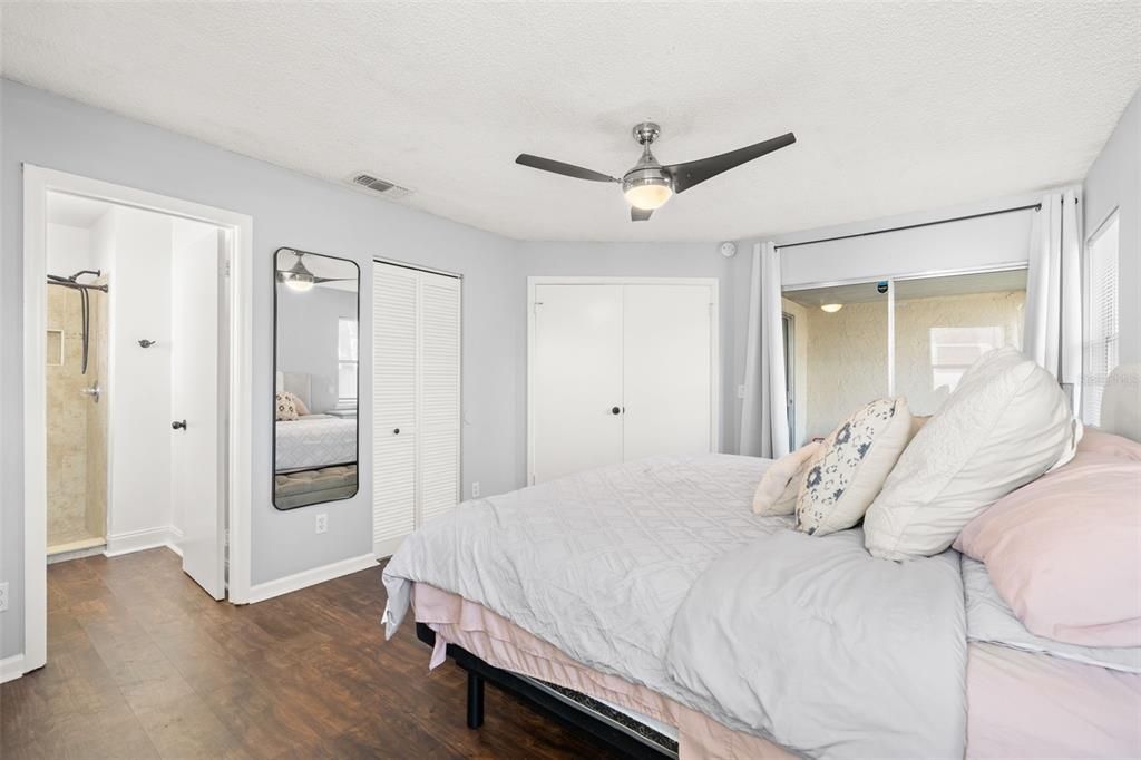 Active With Contract: $299,900 (3 beds, 2 baths, 950 Square Feet)