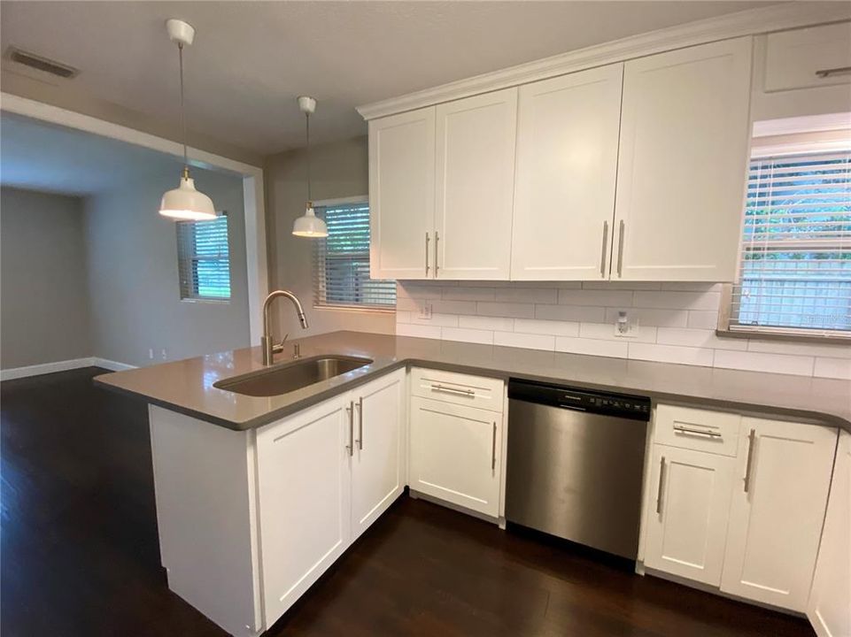 Active With Contract: $2,175 (2 beds, 1 baths, 1166 Square Feet)