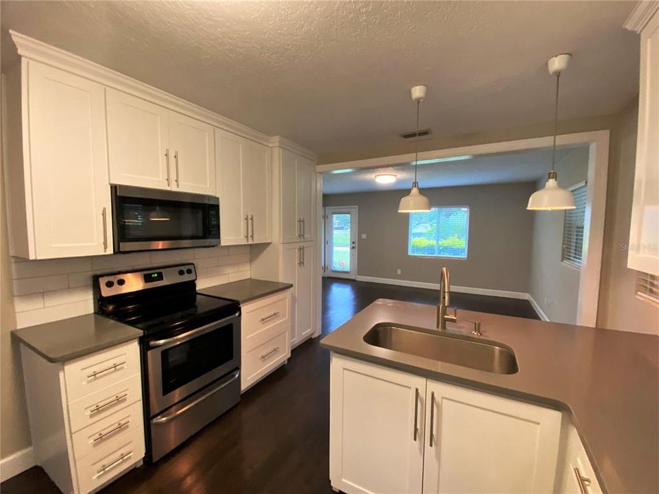 Active With Contract: $2,175 (2 beds, 1 baths, 1166 Square Feet)