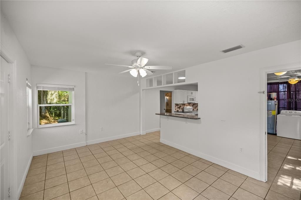 For Sale: $249,999 (2 beds, 1 baths, 902 Square Feet)