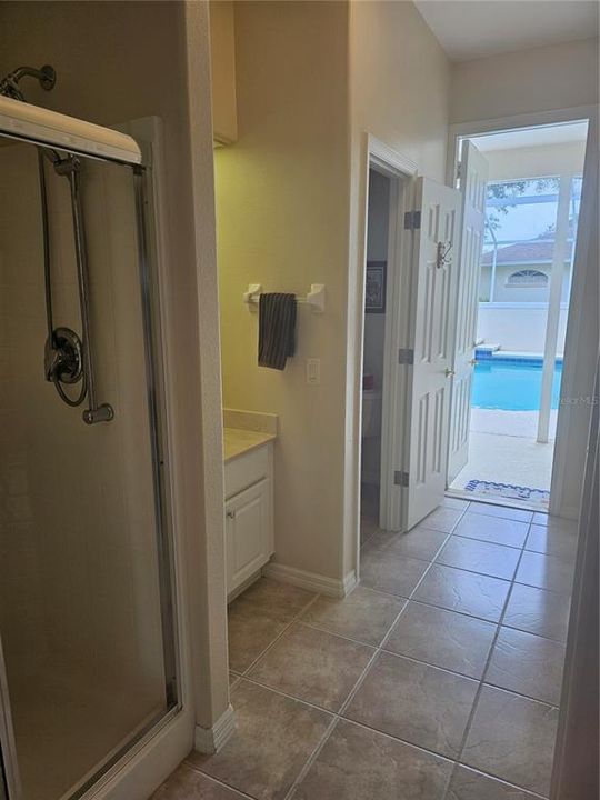 3rd bath-pool access