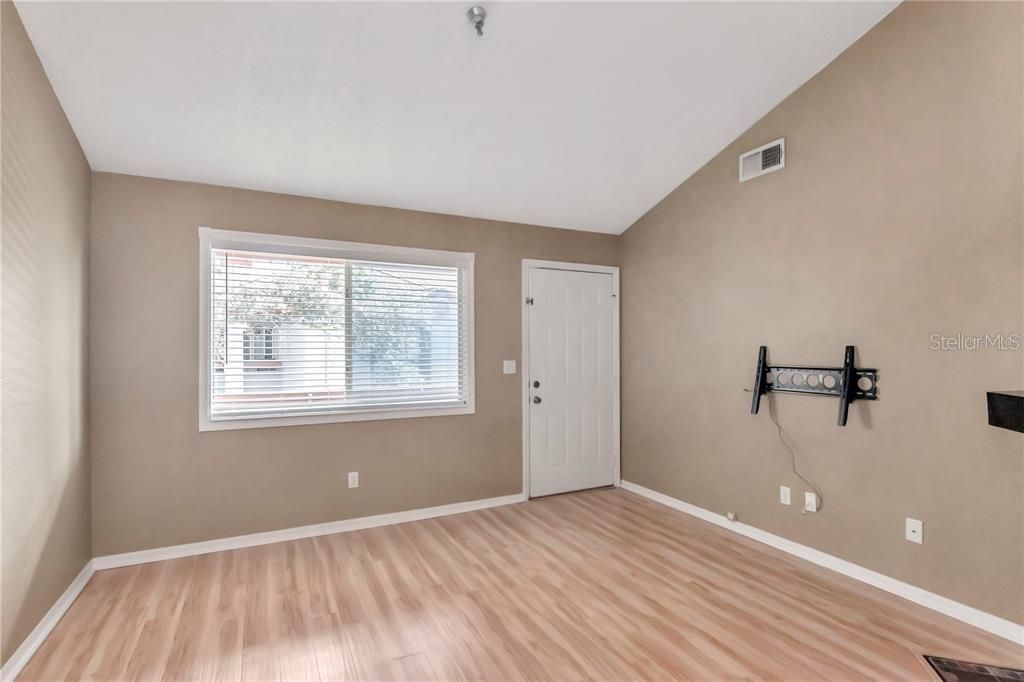 Active With Contract: $230,000 (2 beds, 2 baths, 1028 Square Feet)