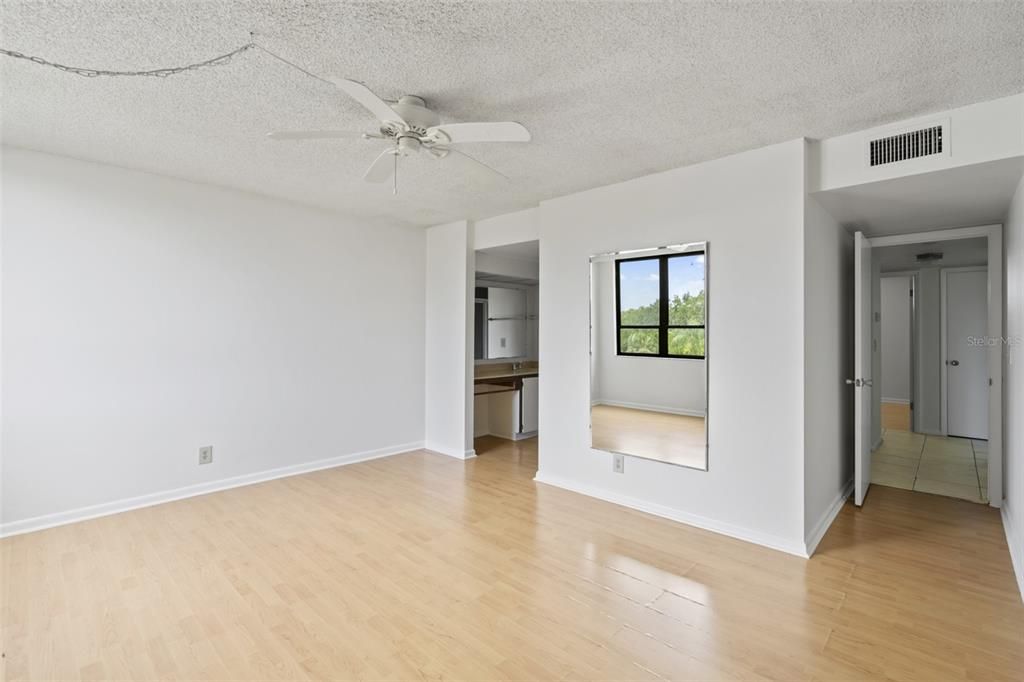 For Sale: $208,899 (2 beds, 2 baths, 1050 Square Feet)