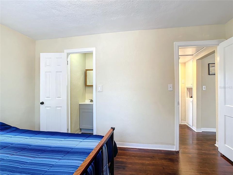 For Sale: $320,000 (2 beds, 1 baths, 812 Square Feet)