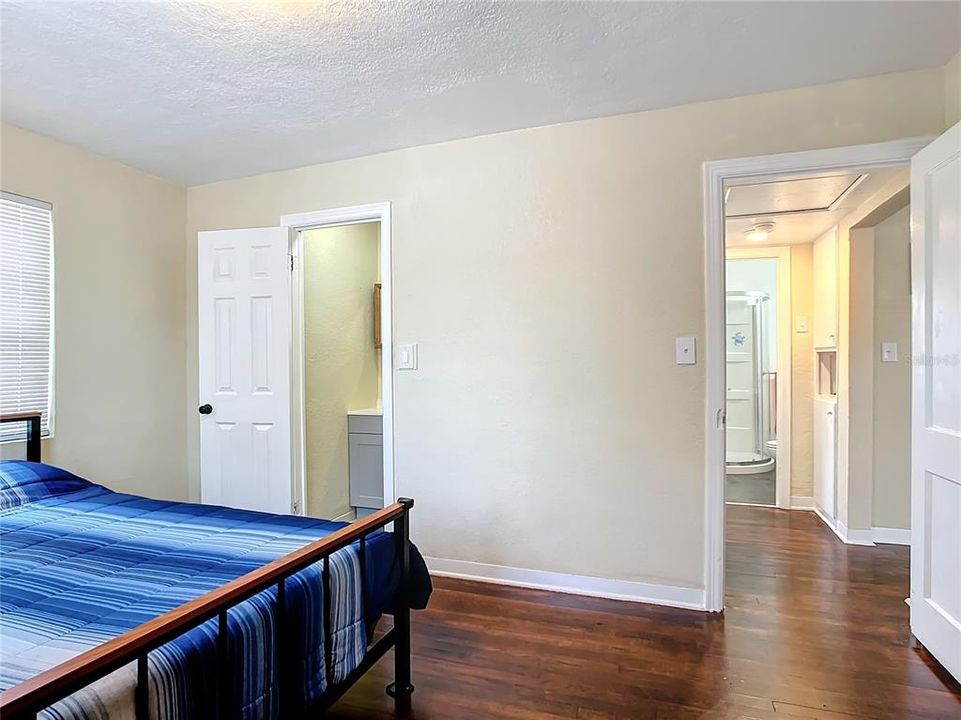For Sale: $320,000 (2 beds, 1 baths, 812 Square Feet)