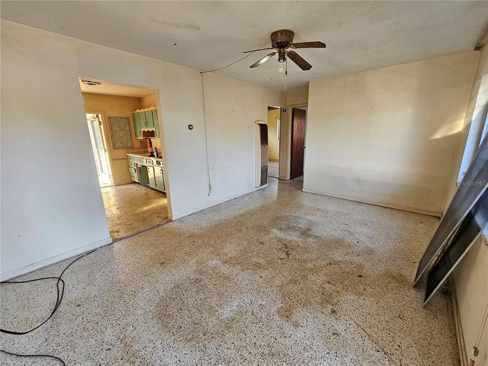 Active With Contract: $160,000 (2 beds, 1 baths, 720 Square Feet)
