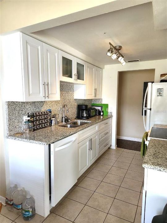 Active With Contract: $2,100 (3 beds, 1 baths, 1054 Square Feet)