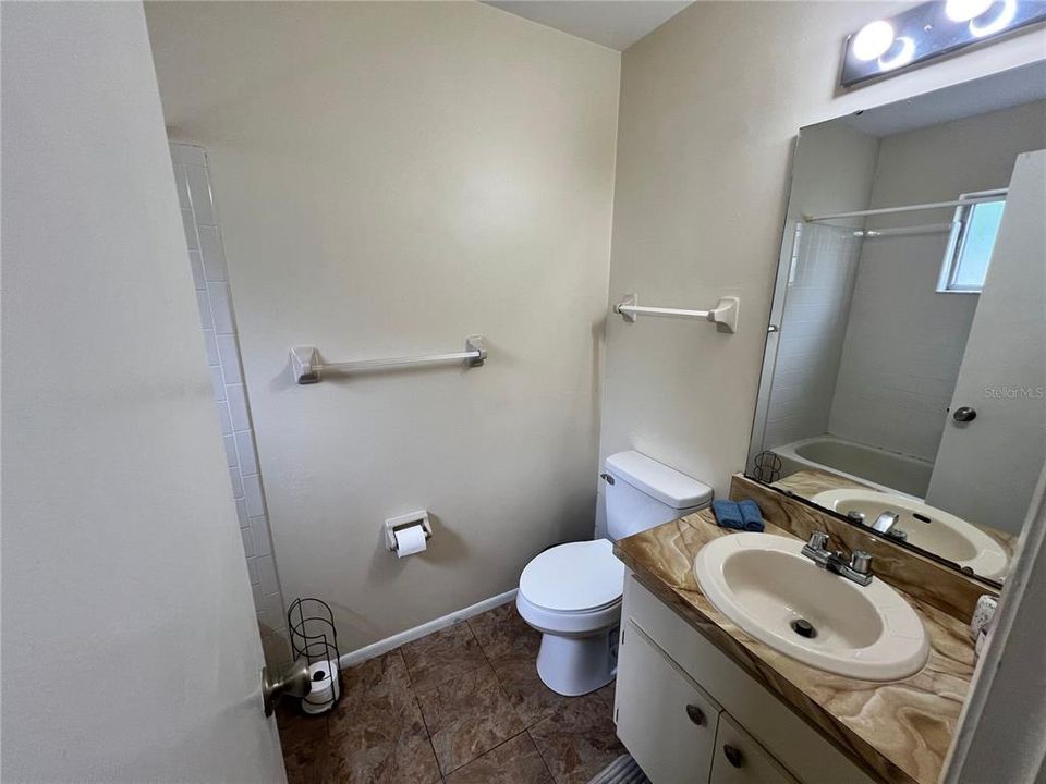 Active With Contract: $1,900 (2 beds, 2 baths, 924 Square Feet)