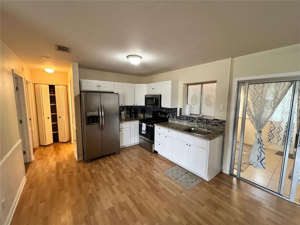 Active With Contract: $1,900 (2 beds, 2 baths, 924 Square Feet)
