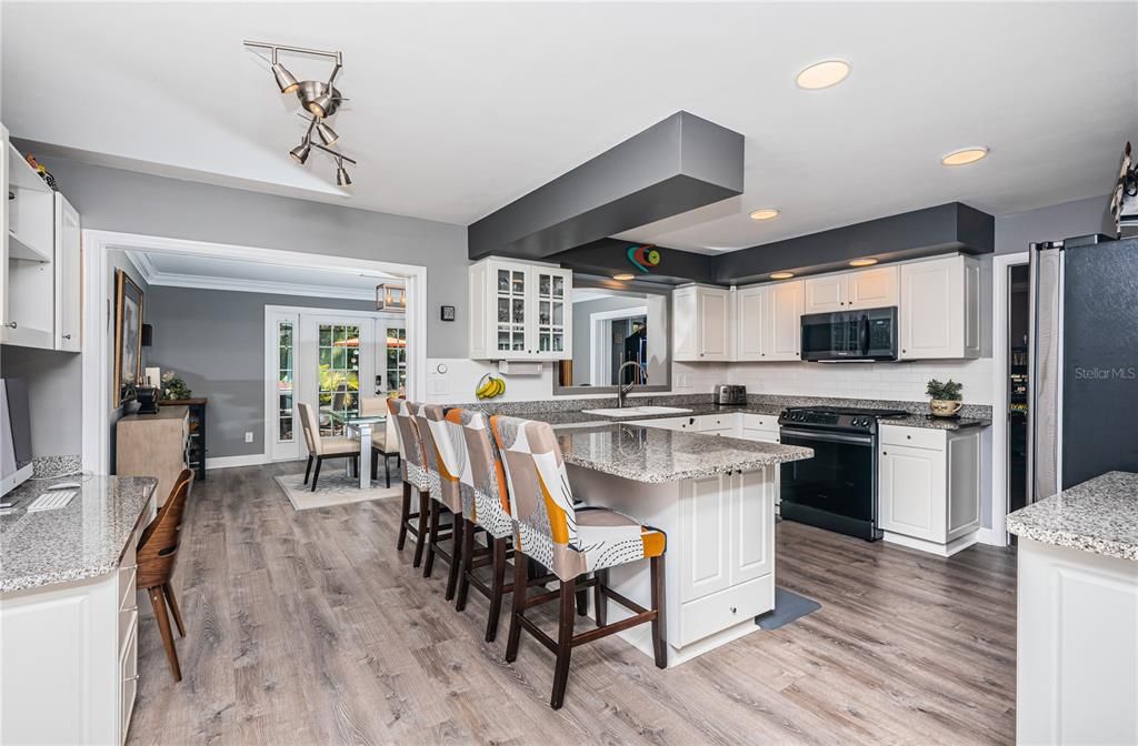 Kitchen w/bar seating