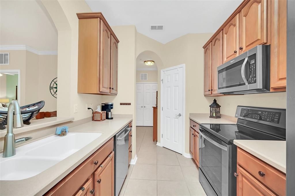 Active With Contract: $254,000 (3 beds, 2 baths, 1384 Square Feet)