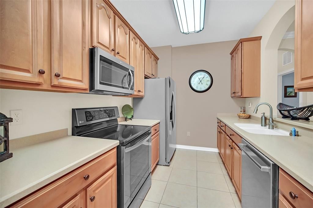 Active With Contract: $254,000 (3 beds, 2 baths, 1384 Square Feet)