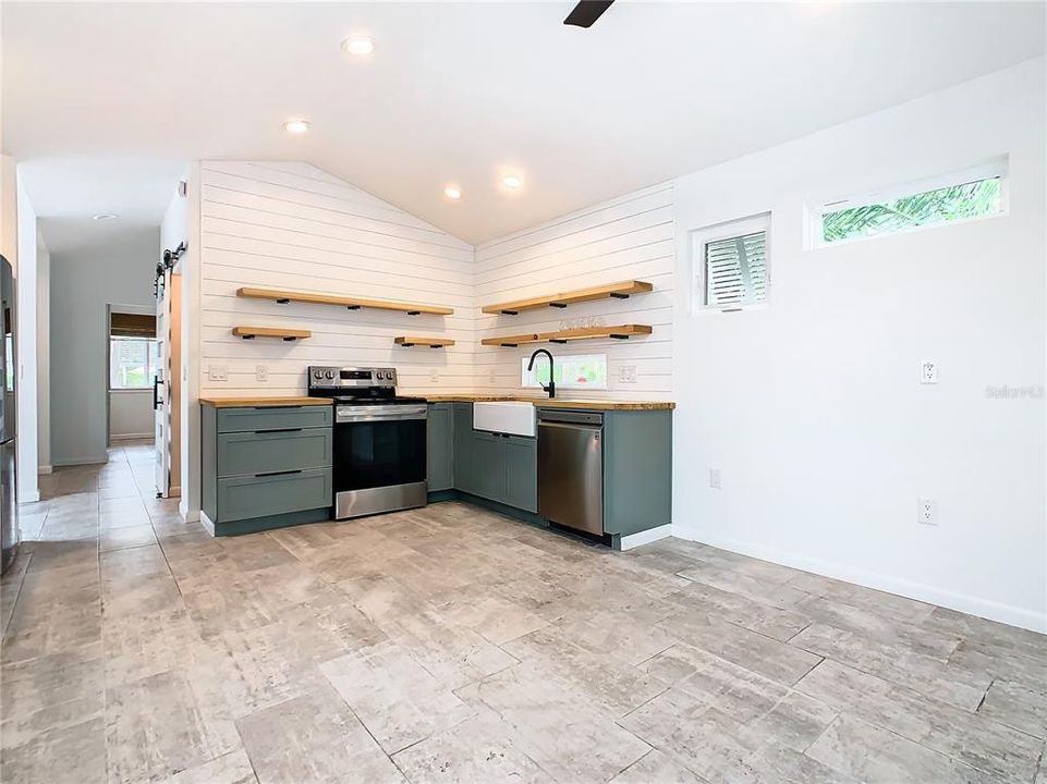 For Sale: $257,000 (1 beds, 1 baths, 546 Square Feet)