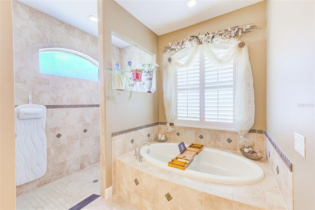 MASTER BATH WITH JETTED GARDEN TUB
