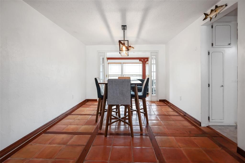 For Sale: $285,000 (2 beds, 2 baths, 1394 Square Feet)