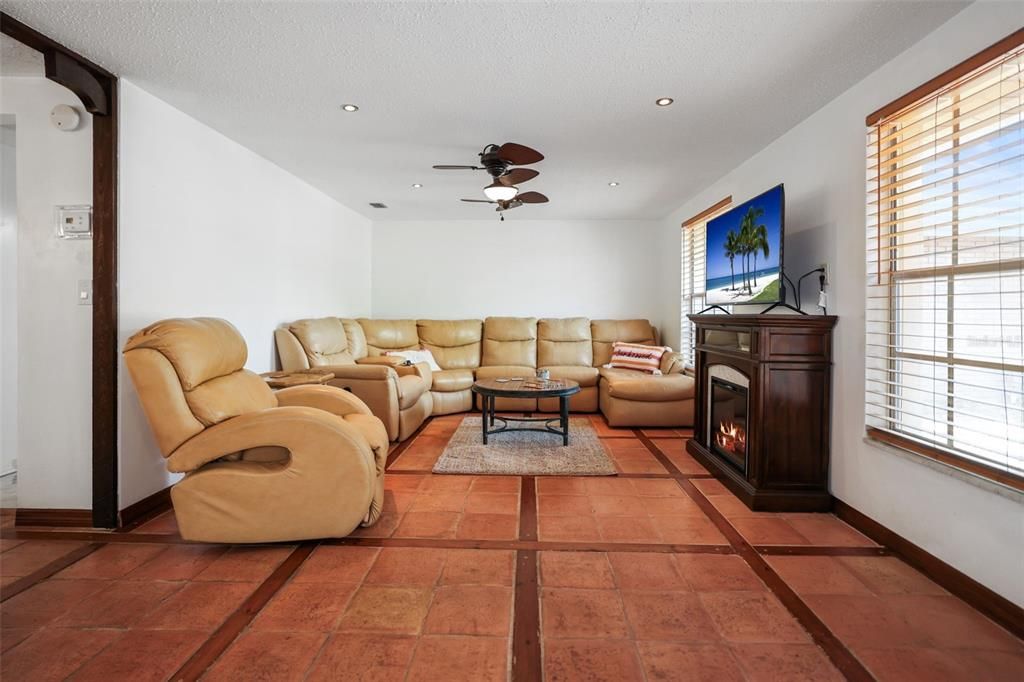 For Sale: $285,000 (2 beds, 2 baths, 1394 Square Feet)