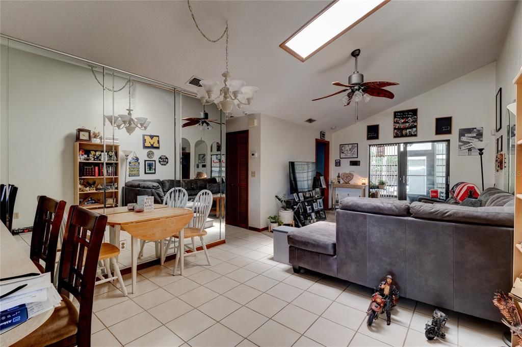 For Sale: $255,000 (2 beds, 2 baths, 903 Square Feet)