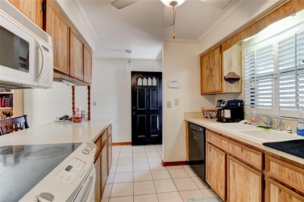 For Sale: $255,000 (2 beds, 2 baths, 903 Square Feet)