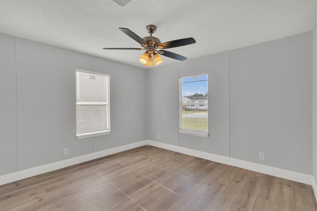 Active With Contract: $199,900 (3 beds, 2 baths, 1728 Square Feet)