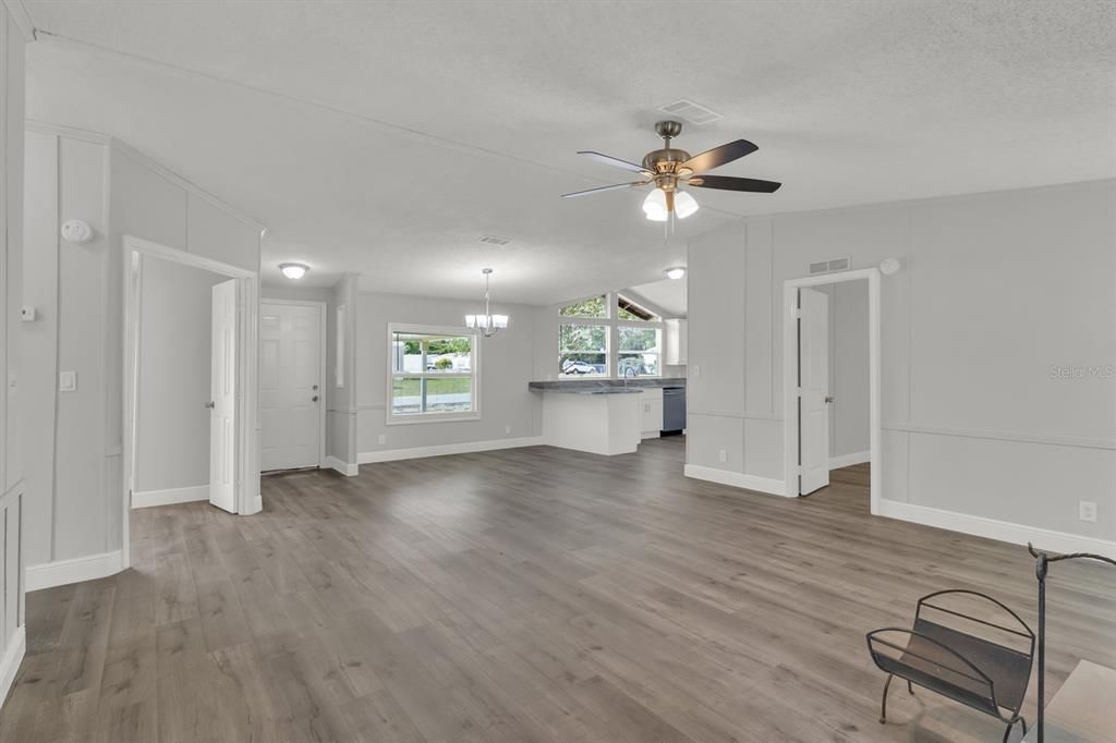 Active With Contract: $199,900 (3 beds, 2 baths, 1728 Square Feet)