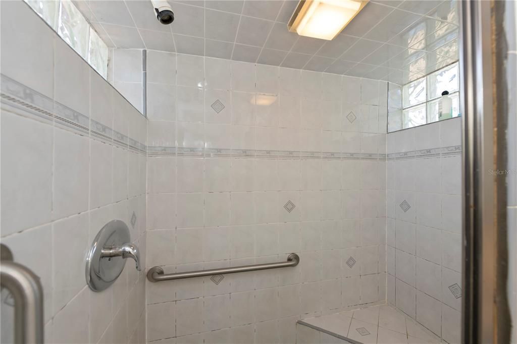 合同活跃: $599,000 (4 贝兹, 3 浴室, 1940 平方英尺)
