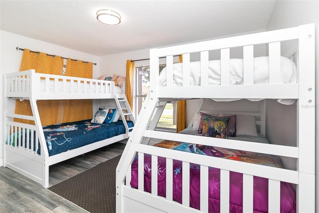 Colorful Bunk Room w/Two Sets of Bunk Beds- Twin over Full Bunk Beds and Flat Screen TV ( Room Sleeps Up To 6)