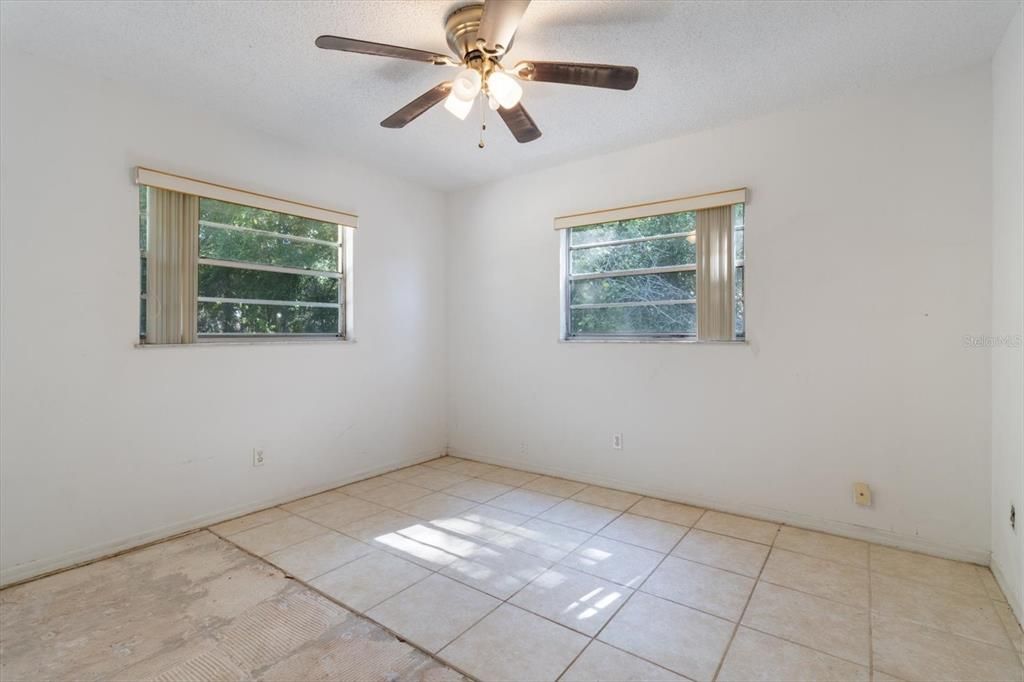 For Sale: $179,000 (2 beds, 1 baths, 945 Square Feet)