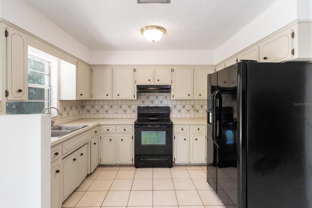 For Sale: $179,000 (2 beds, 1 baths, 945 Square Feet)