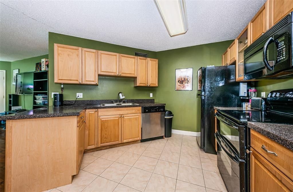 For Sale: $169,900 (1 beds, 1 baths, 825 Square Feet)