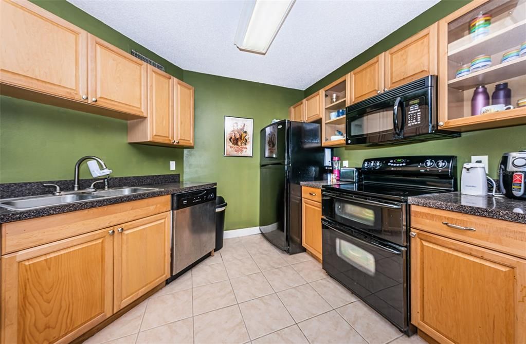 For Sale: $169,900 (1 beds, 1 baths, 825 Square Feet)