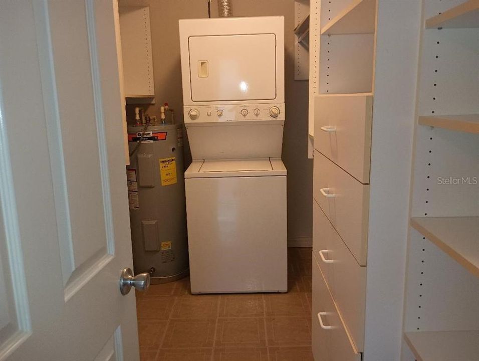 For Sale: $195,000 (1 beds, 1 baths, 636 Square Feet)