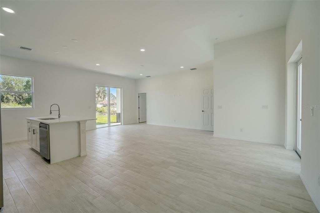 Active With Contract: $354,000 (3 beds, 2 baths, 1639 Square Feet)