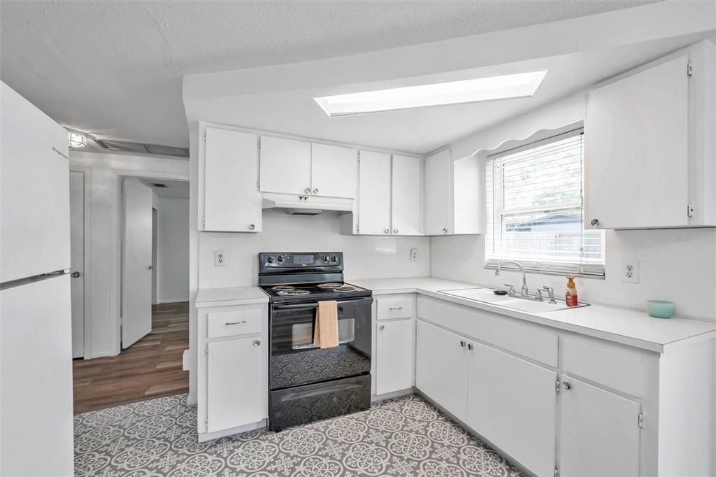Active With Contract: $205,000 (2 beds, 1 baths, 792 Square Feet)