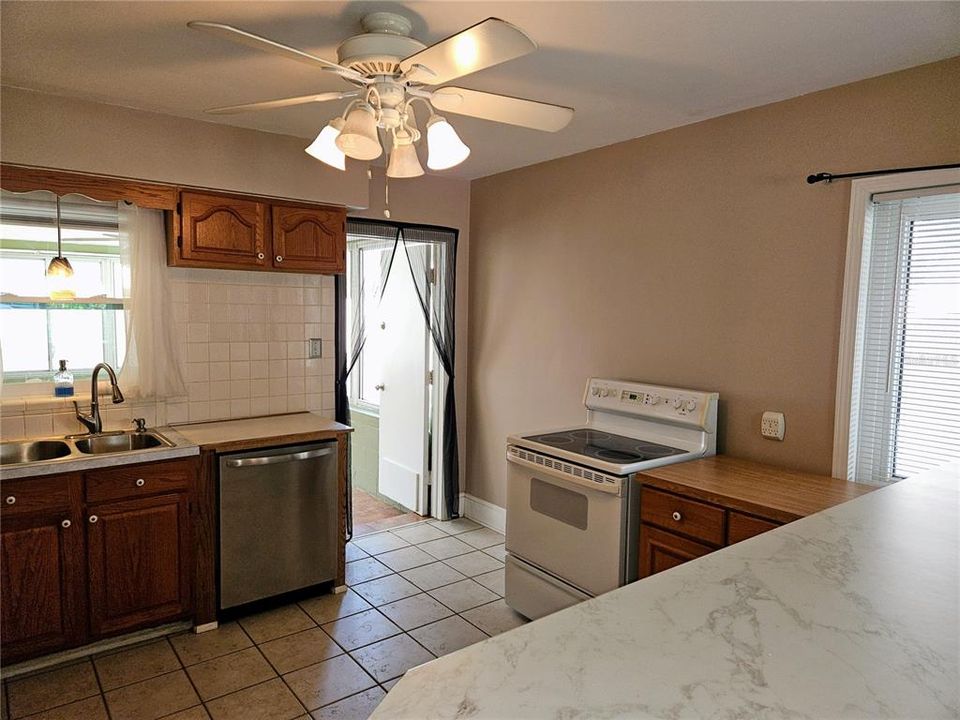 For Rent: $2,400 (2 beds, 1 baths, 1100 Square Feet)