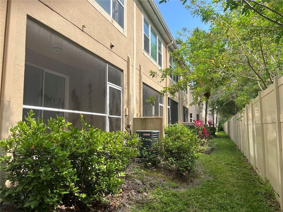For Sale: $325,000 (2 beds, 2 baths, 1240 Square Feet)