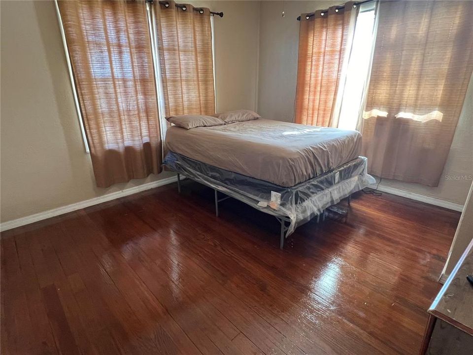 For Sale: $150,000 (2 beds, 1 baths, 1001 Square Feet)