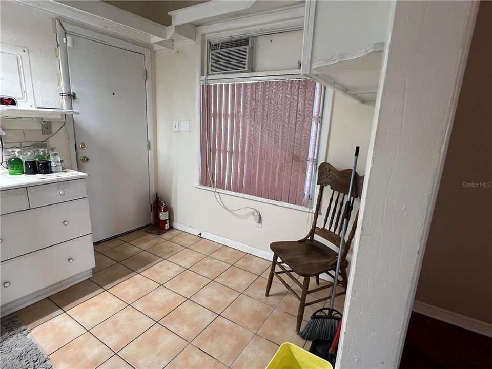 For Sale: $150,000 (2 beds, 1 baths, 1001 Square Feet)