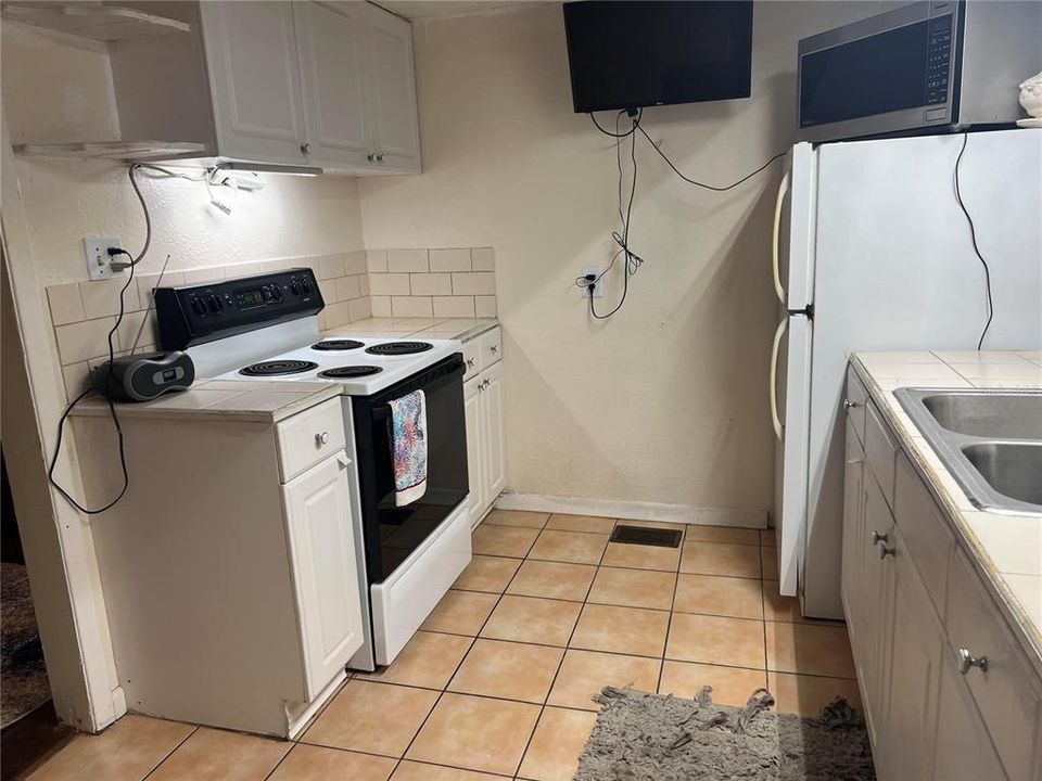 For Sale: $150,000 (2 beds, 1 baths, 1001 Square Feet)