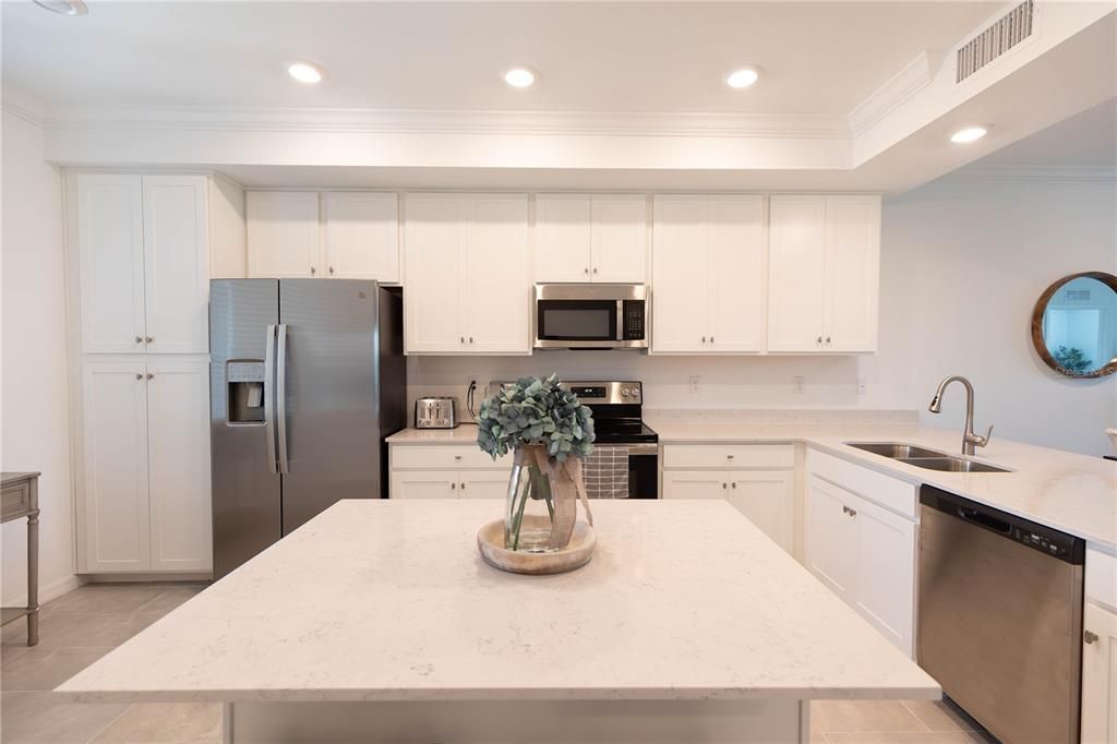 For Sale: $349,999 (2 beds, 2 baths, 1121 Square Feet)