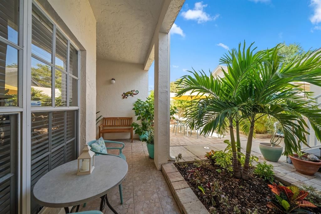 Covered front sitting area